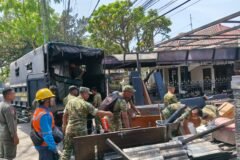 Personel Kodim 0833/Kota Malang saat melakukan penertiban rumah negara di Jalan Urip Sumoharjo.