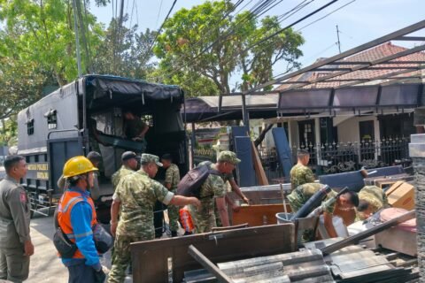 Personel Kodim 0833/Kota Malang saat melakukan penertiban rumah negara di Jalan Urip Sumoharjo.