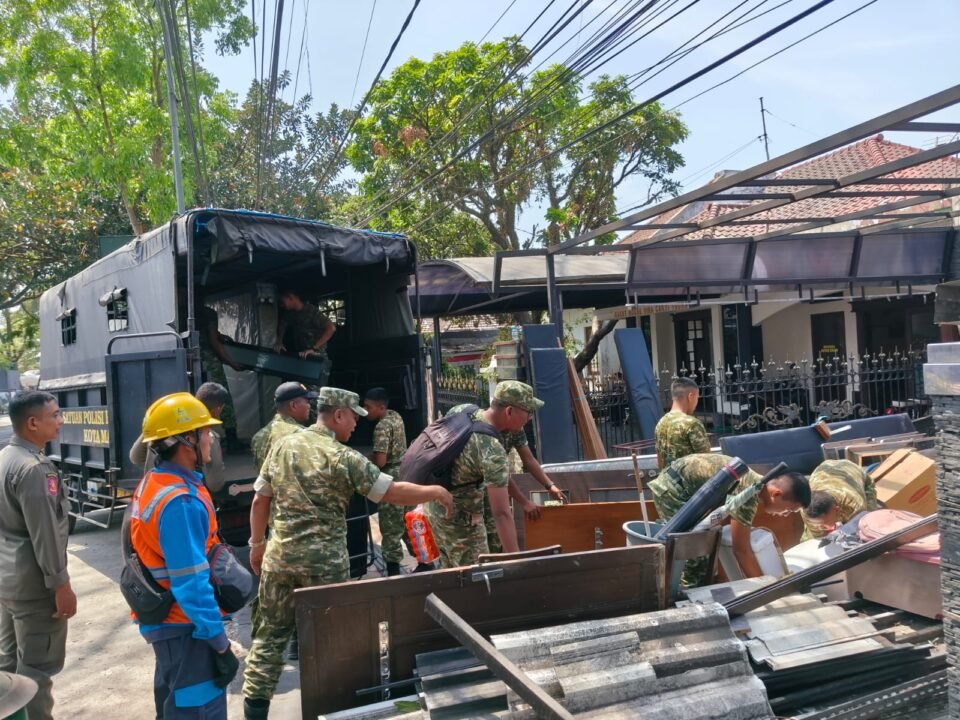 Personel Kodim 0833/Kota Malang saat melakukan penertiban rumah negara di Jalan Urip Sumoharjo.