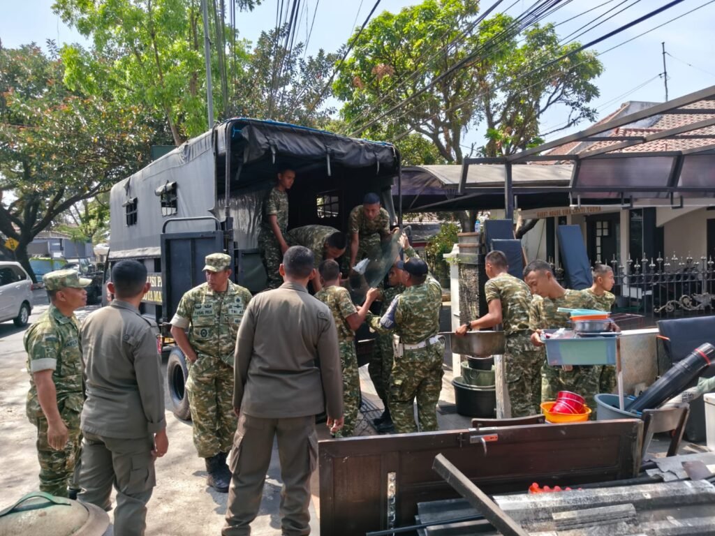 Kegiatan penertiban aset rumah dinas yang dikawal langsung oleh jajaran aparat dengan pendekatan humanis.