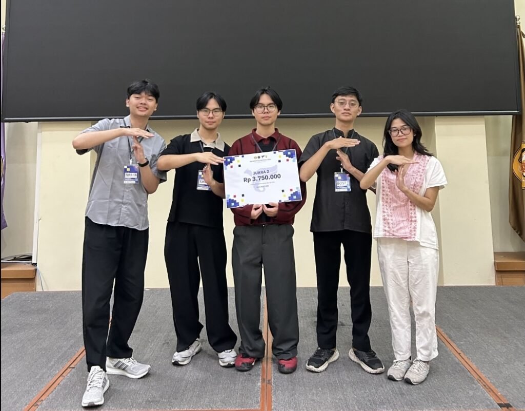 Tim Teen Tensors yang beranggotakan mahasiswa Sains Data Universitas Brawijaya dan Universitas Airlangga seusai menerima penghargaan Juara 2 Hackathon IFEST 2026 di Kampus Universitas Padjadjaran Dipati Ukur, Bandung, Sabtu (19/9/2026).