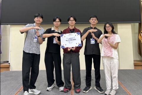 Tim Teen Tensors yang beranggotakan mahasiswa Sains Data Universitas Brawijaya dan Universitas Airlangga seusai menerima penghargaan Juara 2 Hackathon IFEST 2026 di Kampus Universitas Padjadjaran Dipati Ukur, Bandung, Sabtu (19/9/2026).