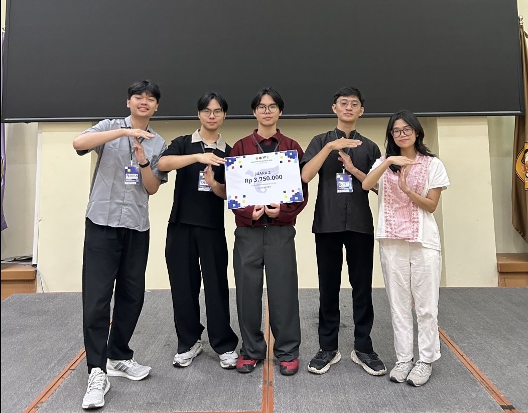 Tim Teen Tensors yang beranggotakan mahasiswa Sains Data Universitas Brawijaya dan Universitas Airlangga seusai menerima penghargaan Juara 2 Hackathon IFEST 2026 di Kampus Universitas Padjadjaran Dipati Ukur, Bandung, Sabtu (19/9/2026).