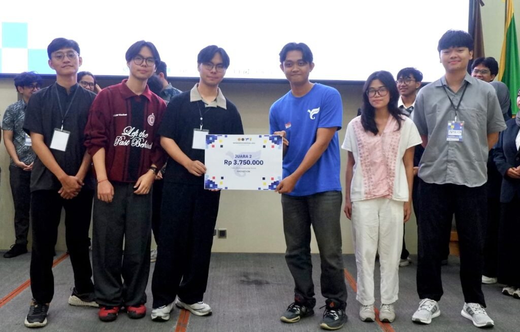 Momen penyerahan penghargaan Juara 2 Hackathon IFEST 2026 kepada Teen Tensors di Kampus Universitas Padjadjaran Dipati Ukur, Bandung, Sabtu (19/9/2026).