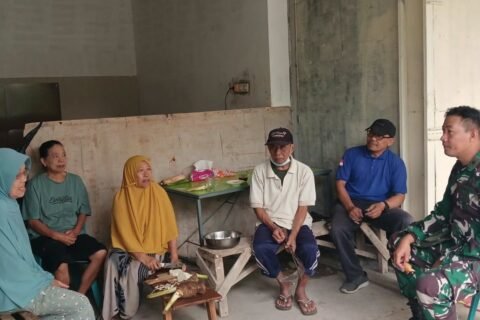 Pelda Wiwit, Babinsa Karangbesuki Koramil 0833-04/Sukun, saat melaksanakan komunikasi sosial (komsos) dan berdialog hangat penuh keakraban bersama warga di wilayah binaannya, Jumat (09/10).