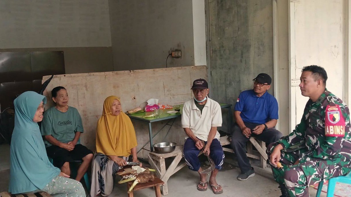Komsos Humanis, Babinsa Karangbesuki Pererat Sinergi dan Jaga Kerukunan Warga