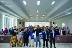 Sesi foto bersama jajaran pimpinan Sekolah Pascasarjana UM dan narasumber internasional pada pembukaan konferensi ICLIRBE 2026 di Aula Lantai 9 Gedung Pascasarjana UM, Malang.