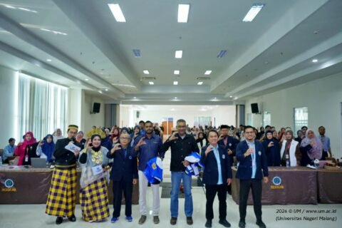 Sesi foto bersama jajaran pimpinan Sekolah Pascasarjana UM dan narasumber internasional pada pembukaan konferensi ICLIRBE 2026 di Aula Lantai 9 Gedung Pascasarjana UM, Malang.