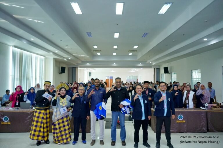 Sesi foto bersama jajaran pimpinan Sekolah Pascasarjana UM dan narasumber internasional pada pembukaan konferensi ICLIRBE 2026 di Aula Lantai 9 Gedung Pascasarjana UM, Malang.