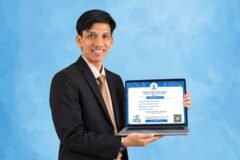Dr. Ir. Dana Marsetiya Utama, S.T., M.T., saat menunjukkan profil pemeringkatannya sebagai salah satu ilmuwan yang kembali masuk dalam daftar Top 2% Scientists in the World.