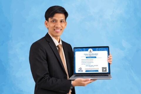 Dr. Ir. Dana Marsetiya Utama, S.T., M.T., saat menunjukkan profil pemeringkatannya sebagai salah satu ilmuwan yang kembali masuk dalam daftar Top 2% Scientists in the World.