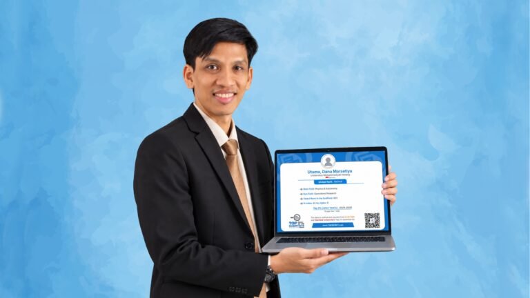 Dr. Ir. Dana Marsetiya Utama, S.T., M.T., saat menunjukkan profil pemeringkatannya sebagai salah satu ilmuwan yang kembali masuk dalam daftar Top 2% Scientists in the World.