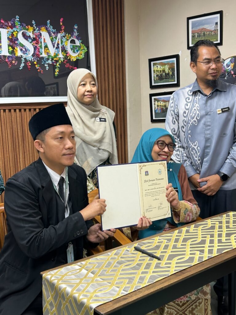 Penandatangan LOI SMPIT-SMAIT Al Uswah Bangil dengan Azizstan Foundation School Thailand dan SBPI Selandar, Melaka, Malaysia