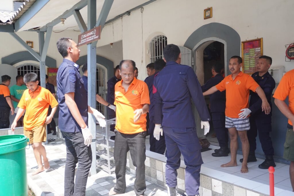Suasana saat petugas Rutan Bangil melakukan penggeledahan kamar dan badan warga binaan.