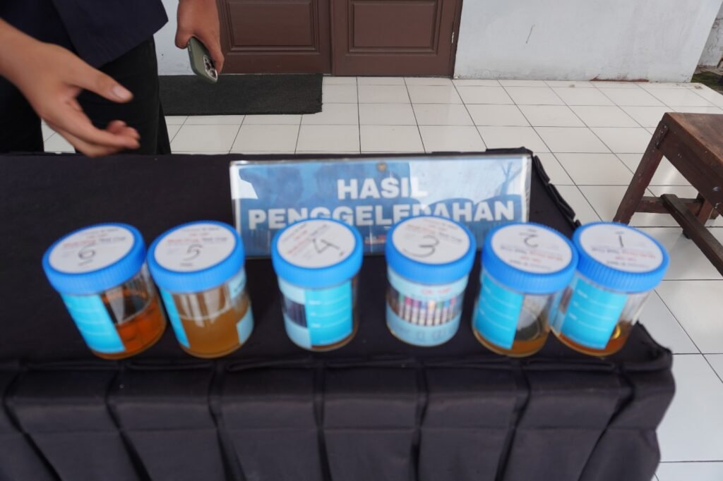 Sampel wadah tes urine yang disiapkan dalam kegiatan pemeriksaan di Rutan Bangil.