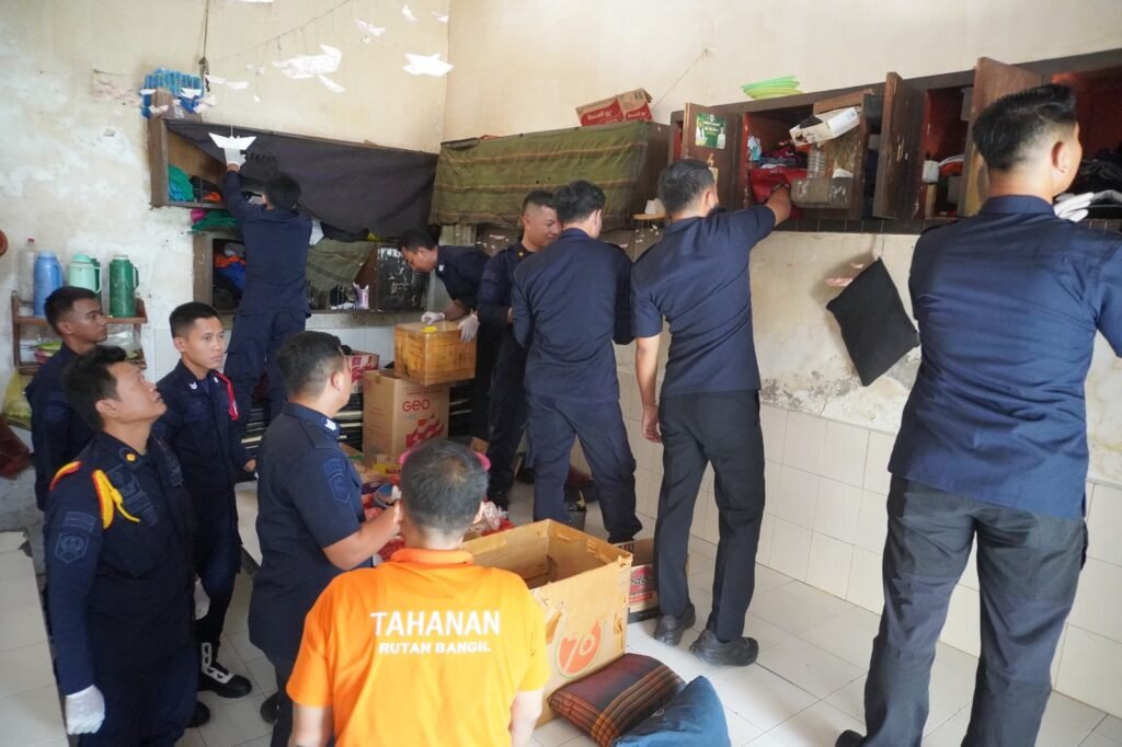 Petugas Rutan Bangil saat teliti melakukan penggeledahan dan pemeriksaan di kamar hunian warga binaan.