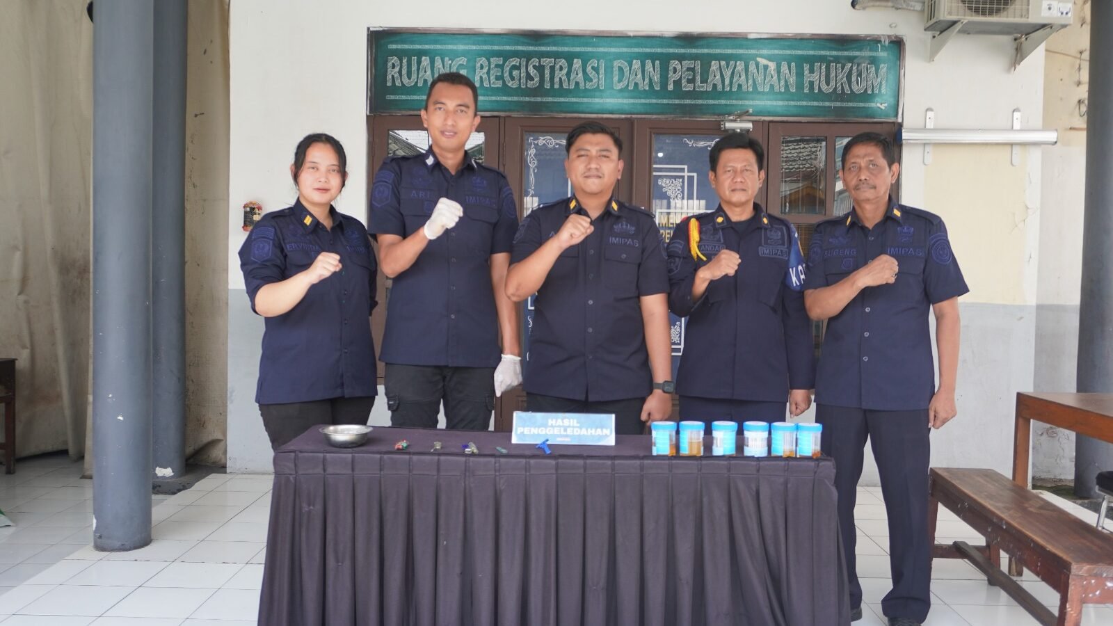 Jajaran petugas Rutan Bangil berfoto bersama seusai melaksanakan penggeledahan dan tes urine