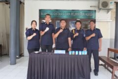 Jajaran petugas Rutan Bangil berfoto bersama seusai melaksanakan penggeledahan dan tes urine