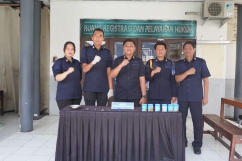 Jajaran petugas Rutan Bangil berfoto bersama seusai melaksanakan penggeledahan dan tes urine
