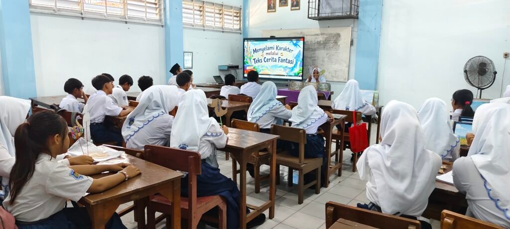 Suasana interaktif kegiatan praktik teks cerita fantasi di ruang kelas SMP PGRI 16 Sidoarjo (SPEGRINASDA).