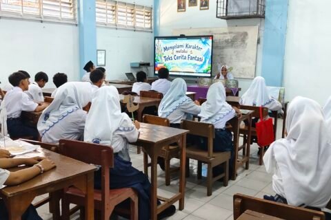 Suasana interaktif kegiatan praktik teks cerita fantasi di ruang kelas SMP PGRI 16 Sidoarjo (SPEGRINASDA).