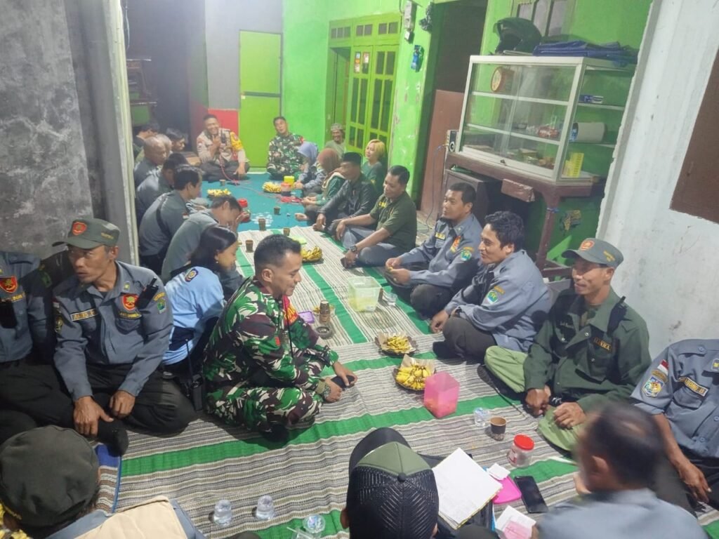 Suasana kebersamaan Babinsa Kelurahan Bumiayu bersama masyarakat saat memantau perkembangan situasi wilayah.