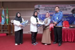 Ketua Komisi E DPRD Jatim Dr. Sri Untari Bisowarno, M.A.P. (tengah kanan) bersama perwakilan UPT BLK Singosari menyerahkan perlengkapan pelatihan secara simbolis kepada peserta pelatihan barbershop di Gedung Pertemuan Kopmen SBW Jatim, Blimbing, Kota Malang, Kamis (1/10/2026).
