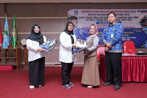 Ketua Komisi E DPRD Jatim Dr. Sri Untari Bisowarno, M.A.P. (tengah kanan) bersama perwakilan UPT BLK Singosari menyerahkan perlengkapan pelatihan secara simbolis kepada peserta pelatihan barbershop di Gedung Pertemuan Kopmen SBW Jatim, Blimbing, Kota Malang, Kamis (1/10/2026).