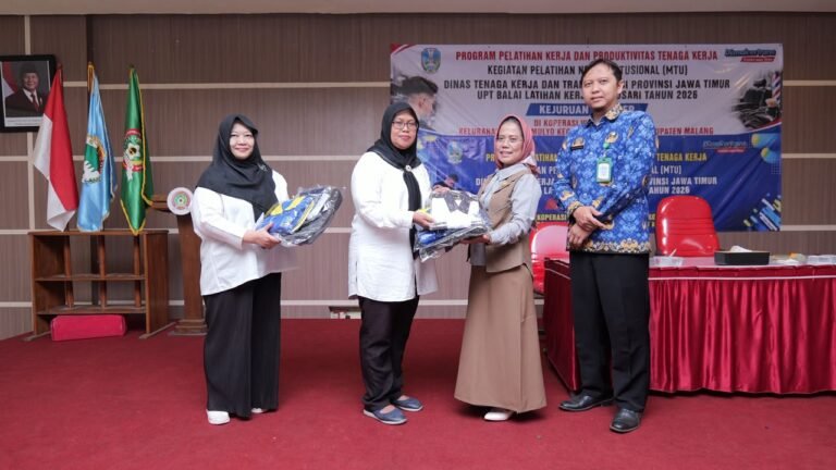 Ketua Komisi E DPRD Jatim Dr. Sri Untari Bisowarno, M.A.P. (tengah kanan) bersama perwakilan UPT BLK Singosari menyerahkan perlengkapan pelatihan secara simbolis kepada peserta pelatihan barbershop di Gedung Pertemuan Kopmen SBW Jatim, Blimbing, Kota Malang, Kamis (1/10/2026).