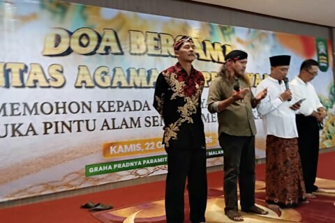 Para tokoh lintas agama dan penghayat kepercayaan memimpin doa bersama.