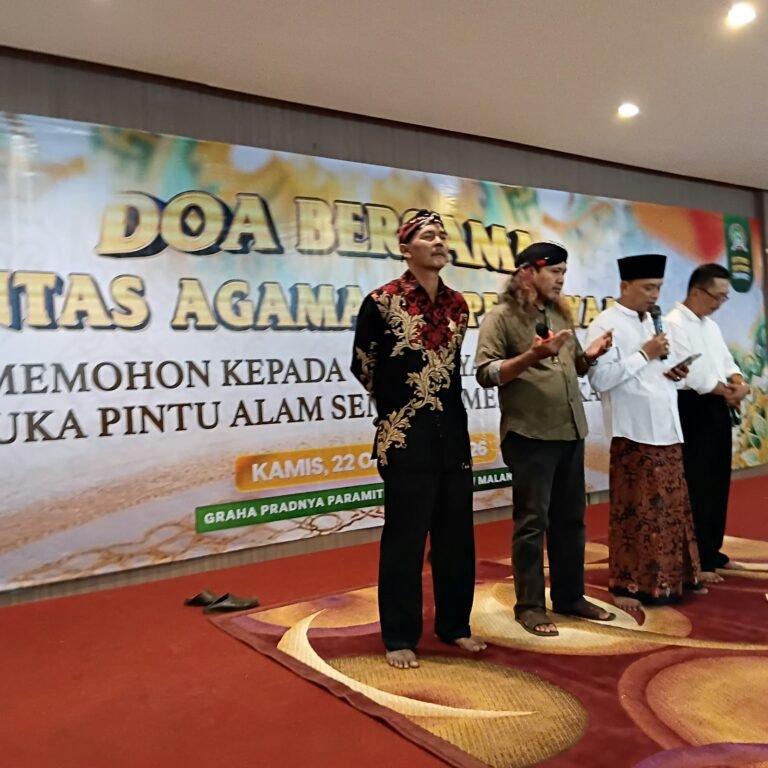 Para tokoh lintas agama dan penghayat kepercayaan memimpin doa bersama.