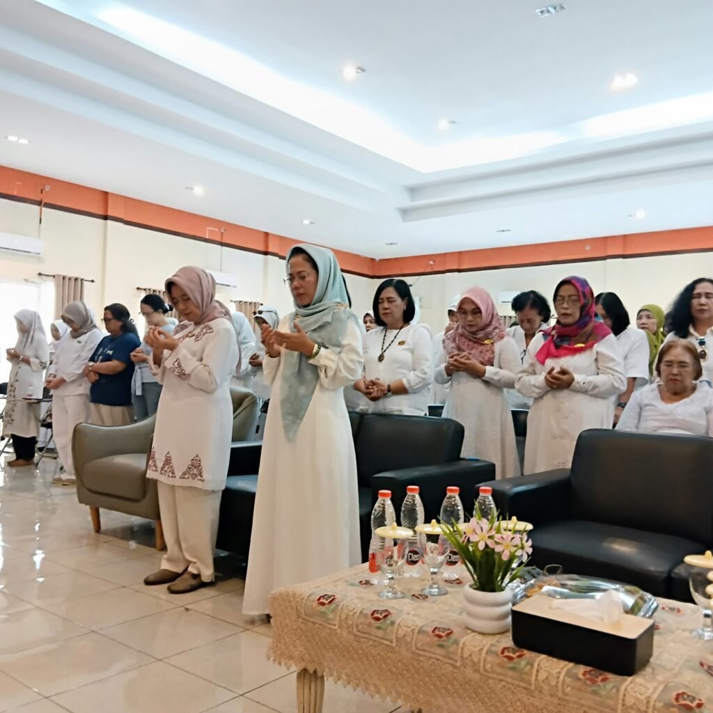 Suasana khidmat peserta saat mengikuti doa bersama di Gedung SBW Malang.