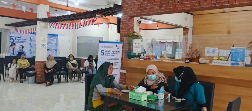 Pemeriksaan kesehatan dan pengobatan gratis bagi pekerja sektor informal serta warga prasejahtera