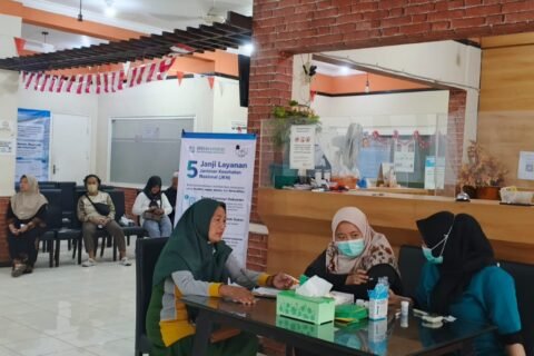 Pemeriksaan kesehatan dan pengobatan gratis bagi pekerja sektor informal serta warga prasejahtera