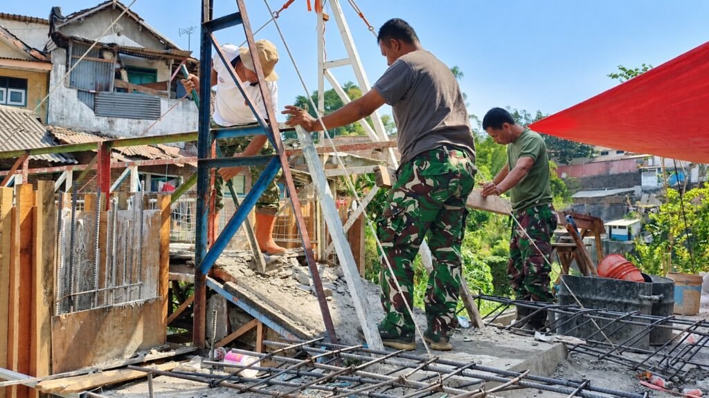 Personel Koramil 0833-01/Klojen saat bergotong royong mempercepat pengerjaan Jembatan Perintis Garuda di Oro-Oro Dowo, Kota Malang