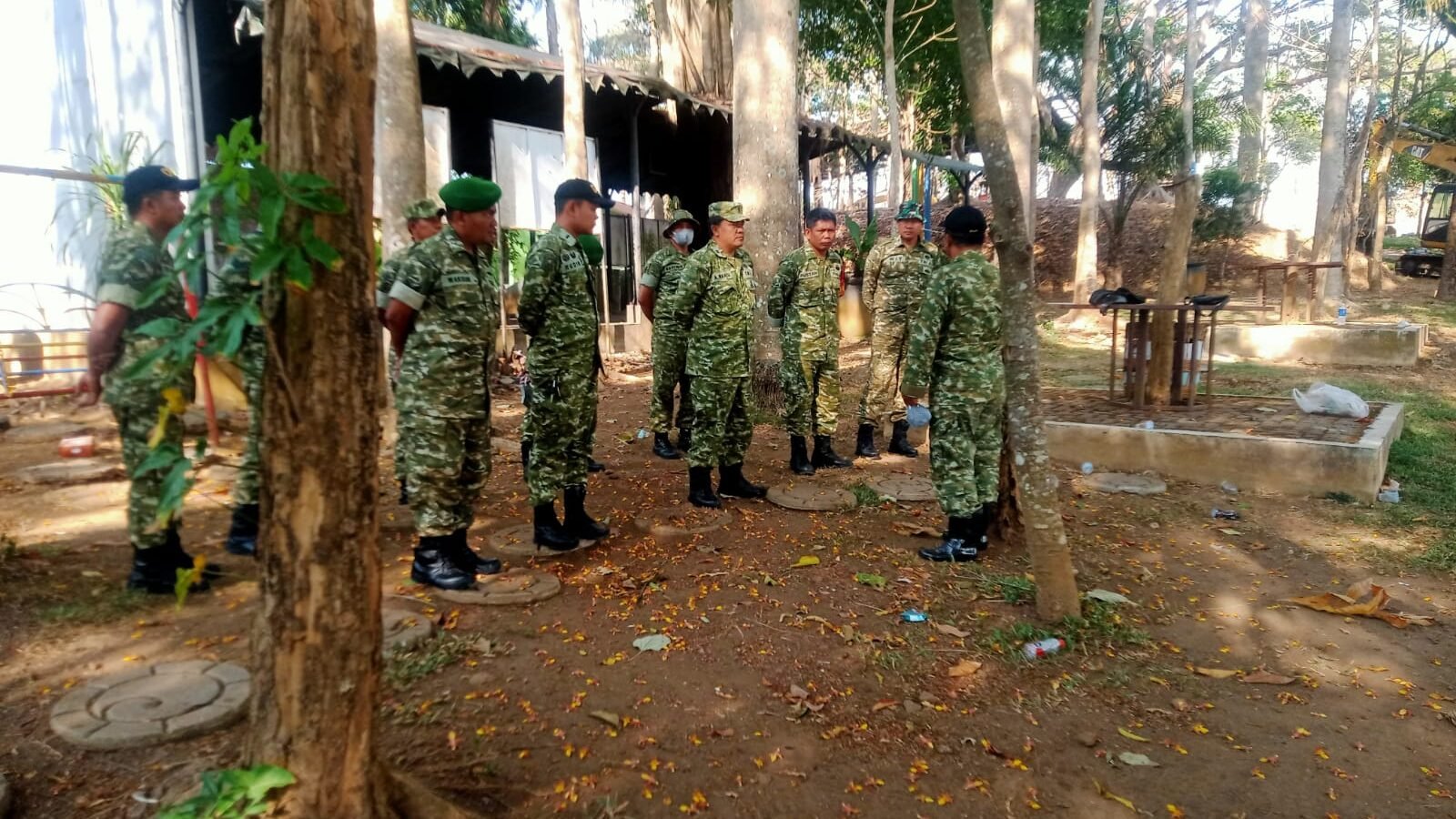 Personel Koramil 0833-04/Sukun saat bersiaga dan berkoordinasi di lapangan untuk memantau perkembangan kebakaran di TPA Supiturang.