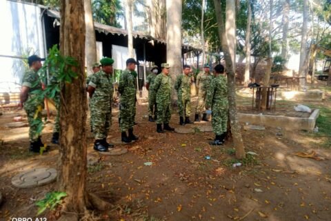 Personel Koramil 0833-04/Sukun saat bersiaga dan berkoordinasi di lapangan untuk memantau perkembangan kebakaran di TPA Supiturang.