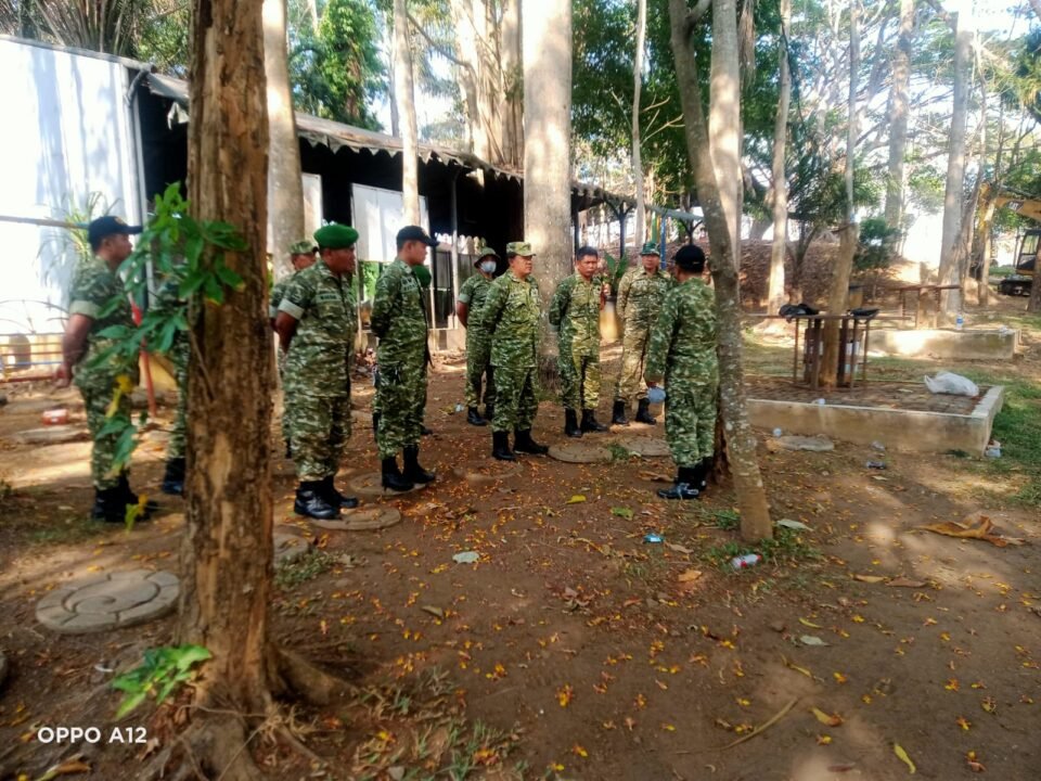 Personel Koramil 0833-04/Sukun saat bersiaga dan berkoordinasi di lapangan untuk memantau perkembangan kebakaran di TPA Supiturang.
