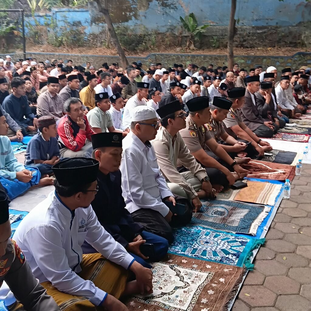 Suasana saf jamaah yang mengikuti rangkaian salat Istisqa.