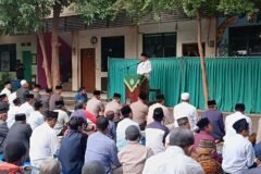 Khotib menyampaikan khotbah di hadapan para jamaah.