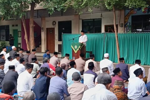 Khotib menyampaikan khotbah di hadapan para jamaah.