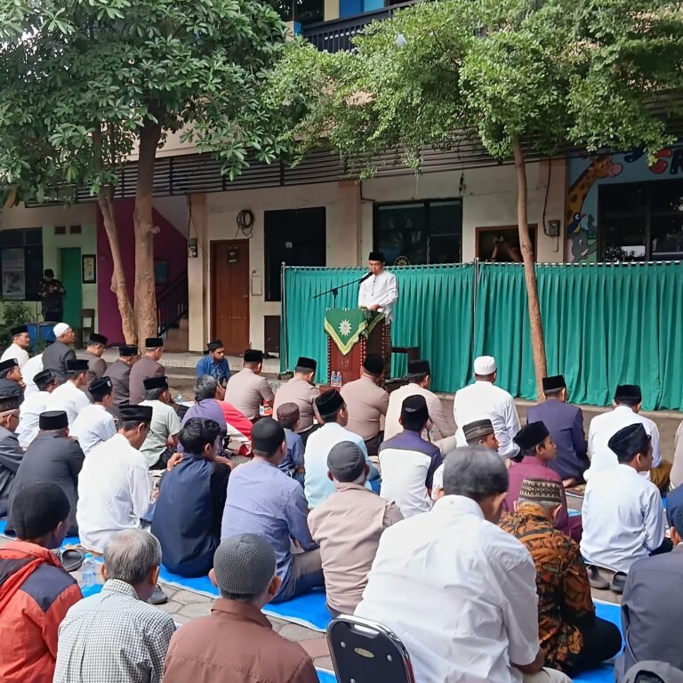 Khotib menyampaikan khotbah di hadapan para jamaah.