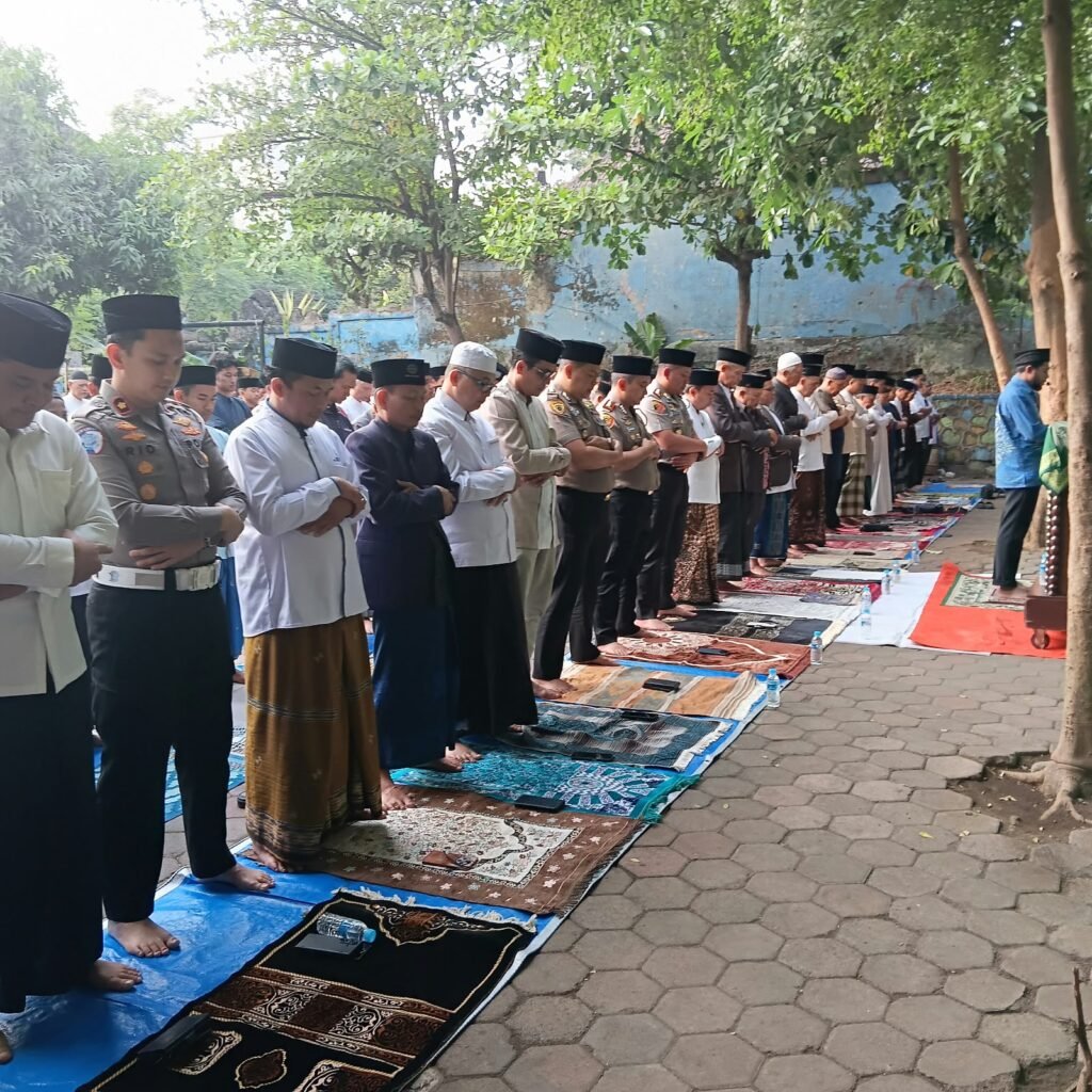 Jamaah khusyuk melaksanakan salat Istisqa di Kota Malang.