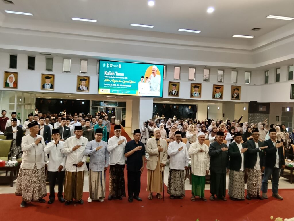 Suasana kebersamaan pimpinan, civitas akademika, dan ratusan peserta dalam Kuliah Tamu Pascasarjana Unisma.