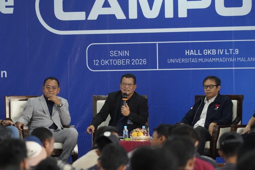 Branch Office Head BRI Malang Soekarno Hatta, Johanes Alfred Simanjuntak (ditengah) sedang memaparkan materi dalam acara iLeague BRI Goes to Campus di Aula GKB 4 UMM.