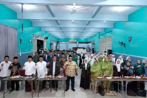 Foto bersama jajaran pengurus, narasumber, dan peserta pada pembukaan Latihan Kader Utama (LAKUT) PC IPNU-IPPNU Gresik di Pondok Pesantren Al-Qona’ah, Gresik Kota Baru.