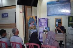 Petugas Rutan Bangil saat memberikan penjelasan dan pelayanan kepada publik.