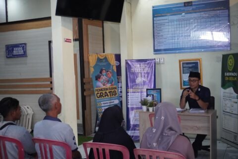 Petugas Rutan Bangil saat memberikan penjelasan dan pelayanan kepada publik.