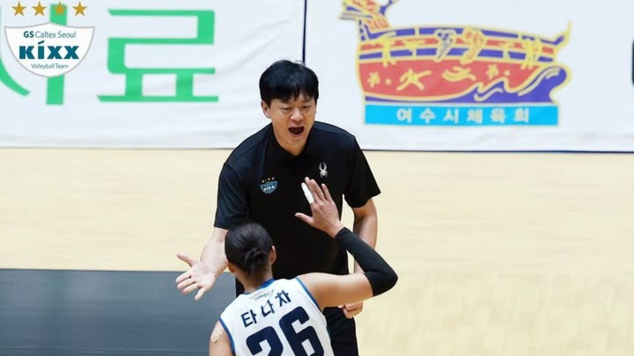 Lee Young-taek tos dengan Thanacha Sooksod dalam laga semifinal Pink Spiders vs GS Caltex di KOVO Cup 2026 Yeosu (17/10)./Instagram @gscaltexkixx