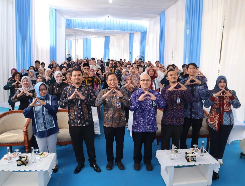 Peserta seminar foto bersama